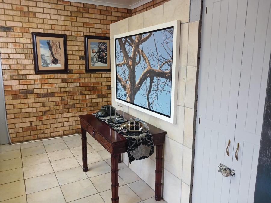 To Let commercial Property for Rent in Oos Einde North West